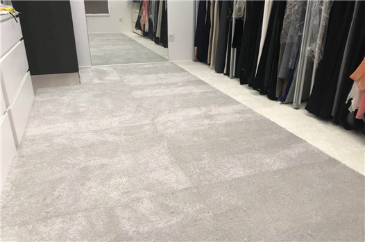 衣帽间灰色系地毯铺装展现